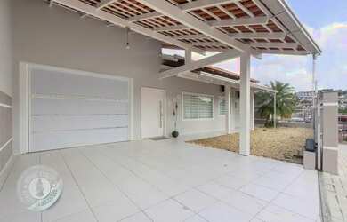 Imagem: A casa possui 3 Dormitórios, 2 Banheiros, 3 Vagas na garagem