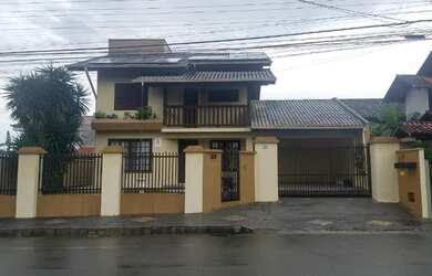 Imagem: A casa possui 4 Dormitórios, 3 Banheiros, 2 Vagas na garagem