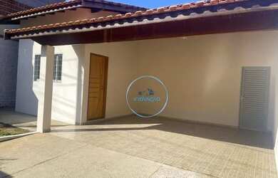 Imagem: A casa possui 3 Dormitórios, 2 Banheiros, 2 Vagas na garagem