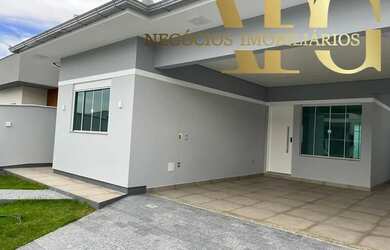 Imagem: A casa possui 3 Dormitórios, 1 Banheiro, 2 Vagas na garagem