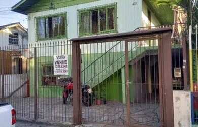 Imagem: A casa possui 3 Dormitórios, 1 Banheiro, 2 Vagas na garagem