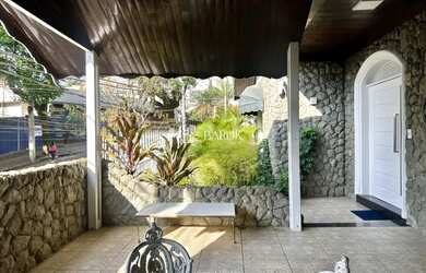 Imagem: A casa possui 5 Dormitórios, 3 Banheiros, 2 Vagas na garagem