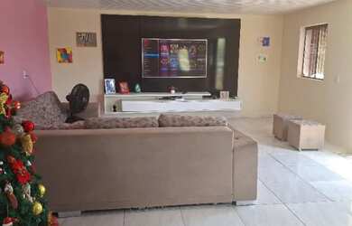 Imagem: A casa possui 3 Dormitórios, 2 Banheiros, 200m² de Área e