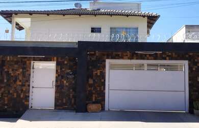 Imagem: A casa possui 4 Dormitórios, 4 Banheiros, 3 Vagas na garagem