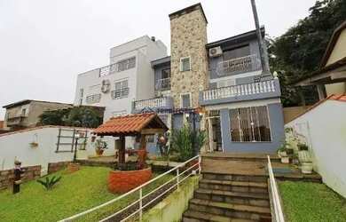 Imagem: A casa possui 3 Dormitórios, 4 Banheiros, 2 Vagas na garagem