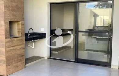 Imagem: A casa possui 3 Dormitórios, 4 Banheiros, 1 Vaga na garagem