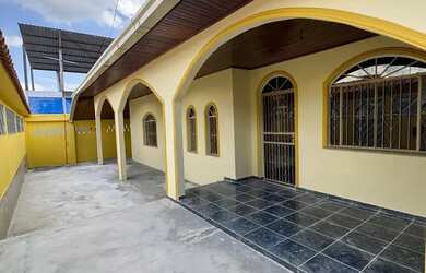 Imagem: A casa possui 3 Dormitórios, 2 Banheiros, 3 Vagas na garagem