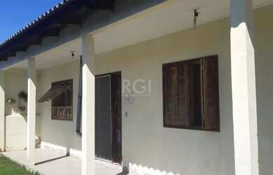 Imagem: A casa possui 2 Dormitórios, 1 Banheiro, 3 Vagas na garagem