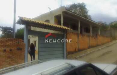 Imagem: A casa possui 4 Dormitórios, 3 Banheiros, 5 Vagas na garagem