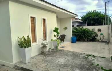 Imagem: A casa possui 3 Dormitórios, 2 Banheiros e 2 Vagas na garagem