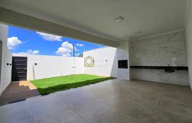 Imagem: A casa possui 4 Dormitórios, 3 Banheiros, 2 Vagas na garagem