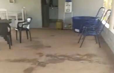 Imagem: A casa possui Acomodam 8 pessoas, 2 Vagas na garagem e está