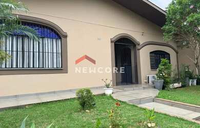 Imagem: A casa possui 3 Dormitórios, 2 Banheiros, 5 Vagas na garagem