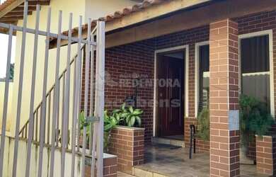 Imagem: A casa possui 3 Dormitórios, 3 Banheiros, 232m² de Área e