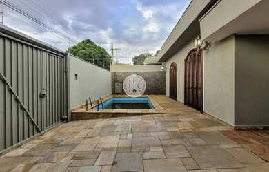 Imagem: A casa possui 3 Dormitórios, 4 Banheiros, 2 Vagas na garagem