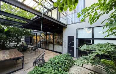 Imagem 4: Casa inteligente no estilo industrial localizada no Condomínio Green...