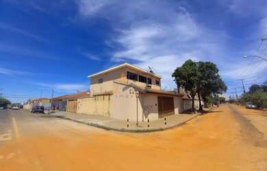 Imagem: A casa possui 3 Dormitórios, 2 Banheiros, 4 Vagas na garagem