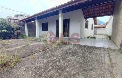 Imagem: A casa possui 3 Dormitórios, 4 Banheiros, 5 Vagas na garagem