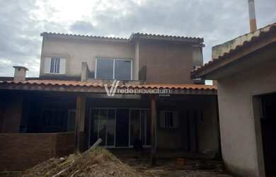 Imagem: A casa possui 3 Dormitórios, 3 Banheiros, 4 Vagas na garagem