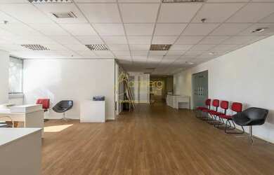 Imagem: O depósito possui 5 Vagas na garagem e 1188m² de Área e está