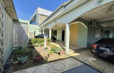 Imagem: A casa possui 5 Dormitórios, 5 Banheiros, 5 Vagas na garagem