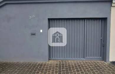 Imagem: A casa possui 3 Dormitórios, 2 Banheiros, 2 Vagas na garagem