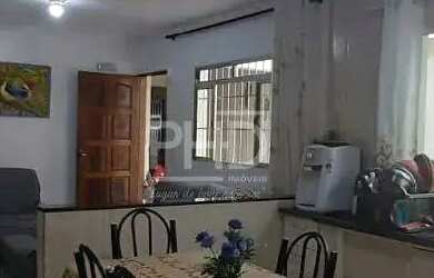 Imagem: A casa possui 2 Dormitórios, 2 Banheiros, 2 Vagas na garagem