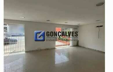 Imagem: O depósito possui 3 Vagas na garagem, 110m² de Área e está