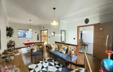 Imagem: A casa possui 3 Dormitórios, 3 Banheiros, 2 Vagas na garagem