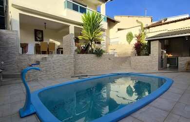 Imagem: A casa possui 3 Dormitórios, 3 Banheiros, 2 Vagas na garagem