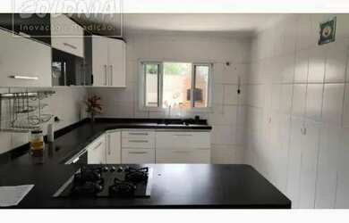 Imagem: A casa possui 3 Dormitórios, 3 Banheiros, 2 Vagas na garagem