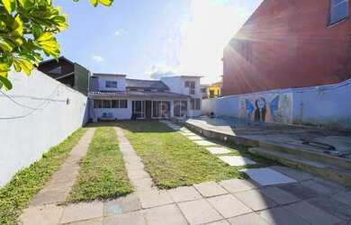 Imagem: A casa possui 4 Dormitórios, 2 Banheiros, 3 Vagas na garagem