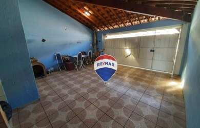 Imagem: A casa possui 2 Dormitórios, 1 Banheiro, 2 Vagas na garagem