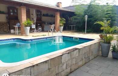 Imagem: A casa possui 4 Dormitórios, 3 Banheiros, 5 Vagas na garagem