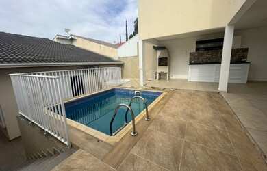 Imagem: A casa possui 4 Dormitórios, 4 Banheiros, 2 Vagas na garagem