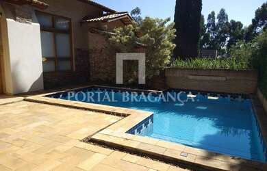 Imagem: A casa possui 3 Dormitórios, 5 Banheiros, 2 Vagas na garagem