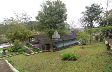 Imagem: A chácara possui 10m² de Área, Churrasqueira, Piscina, Varanda