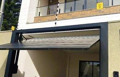 Imagem: A casa possui 3 Dormitórios, 3 Banheiros, 2 Vagas na garagem