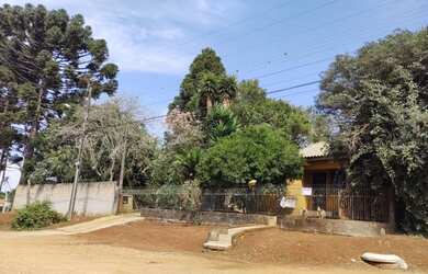Imagem: A casa possui 3 Dormitórios, 2 Banheiros, 5 Vagas na garagem