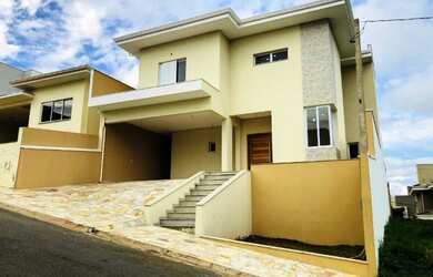 Imagem: A casa em condomínio possui 3 Dormitórios, 3 Banheiros, 2