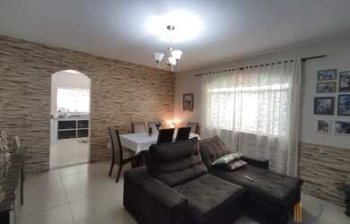 Imagem: A casa possui 5 Dormitórios, 2 Banheiros, 4 Vagas na garagem