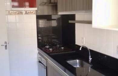 Imagem: O apartamento possui 2 Dormitórios, 1 Banheiro, 1 Vaga na garagem