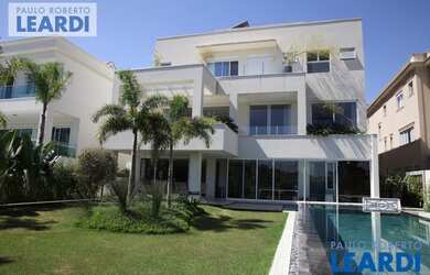 Imagem: A casa em condomínio possui 5 Dormitórios, 5 Banheiros, 5