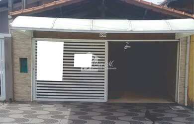 Imagem: A casa possui 3 Dormitórios, 1 Banheiro, 2 Vagas na garagem