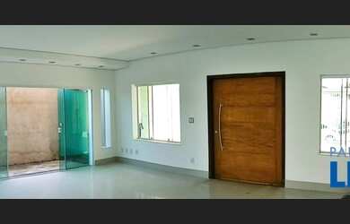 Imagem: A casa possui 3 Dormitórios, 2 Banheiros, 4 Vagas na garagem