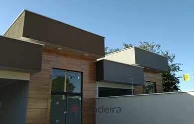 Imagem: A casa possui 3 Dormitórios, 2 Banheiros, 2 Vagas na garagem