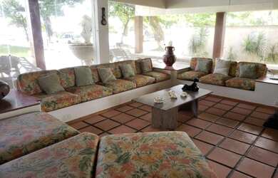 Imagem: A casa possui 4 Dormitórios, 4 Banheiros, 4 Vagas na garagem