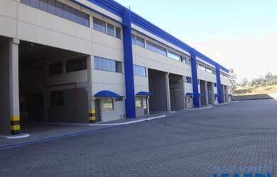 Imagem: O depósito possui 5 Vagas na garagem, 808m² de Área e está