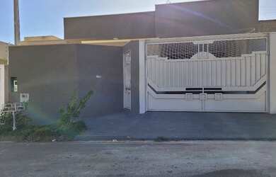 Imagem: A casa possui 3 Dormitórios, 2 Banheiros, 2 Vagas na garagem