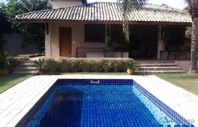 Imagem: A casa em condomínio possui 4 Dormitórios, 5 Banheiros, 3